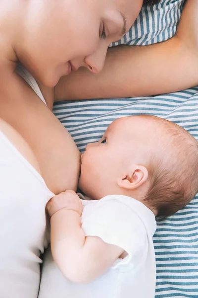 Madre lactante recién nacido bebé — Foto de Stock