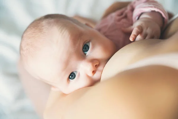 Mãe amamentando recém-nascido bebê criança — Fotografia de Stock