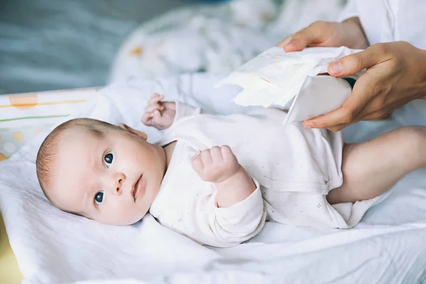 Ibu dengan lembut merawat bayi — Stok Foto