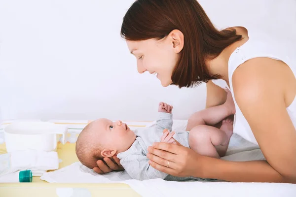 Madre cuidado suavemente del bebé — Foto de Stock