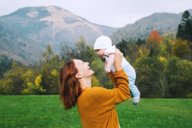 Mutlu anne çocuğunu Sonbahar zaman niteliğine ile.
