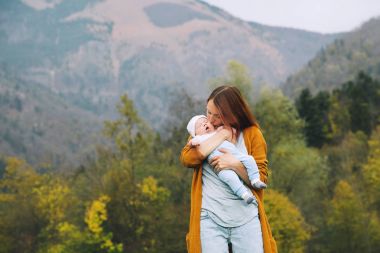 Mutlu anne çocuğunu Sonbahar zaman niteliğine ile.