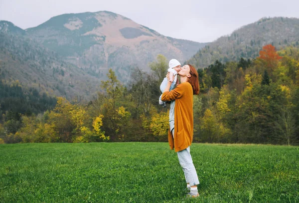 Mamá feliz con su hijo en la naturaleza en otoño . — Foto de Stock