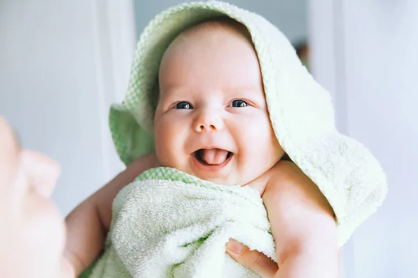 Найрідкісніша дитина після ванни з рушником на голові . — стокове фото