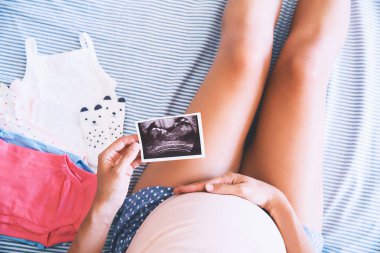 Ultrason görüntüsü tutan hamile kadın. 