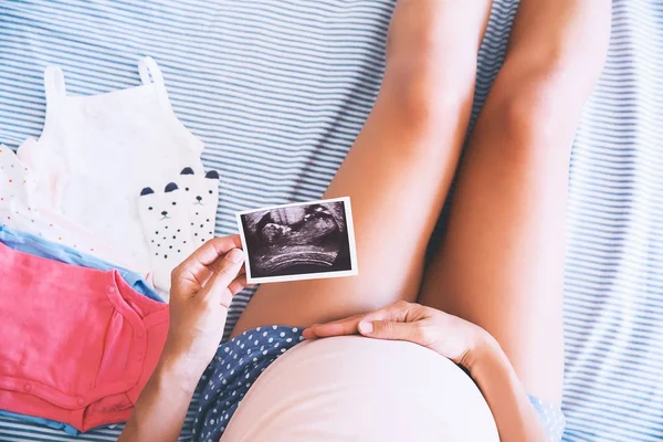 Kobieta trzyma obraz USG w ciąży. — Zdjęcie stockowe