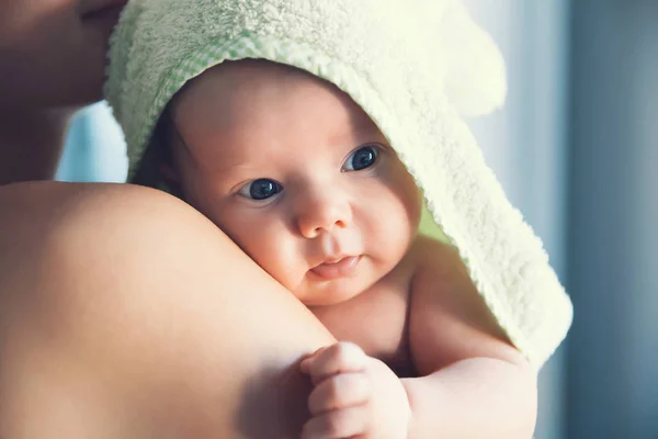 Bebê mais bonito após o banho com toalha na cabeça . — Fotografia de Stock