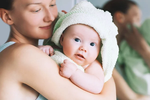 Bebé más lindo después del baño con toalla en la cabeza . — Foto de Stock