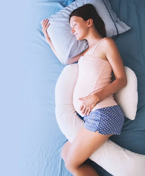 Schwangere entspannt oder schläft im Bett. — Stockfoto