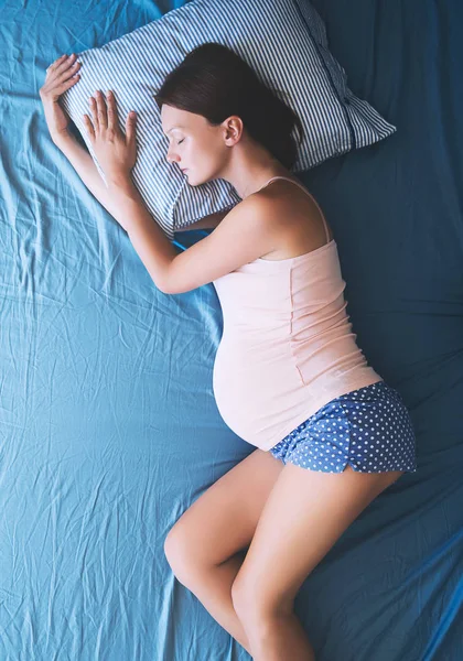 Donna incinta rilassante o che dorme a letto . — Foto Stock
