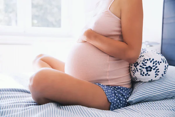 Vacker gravid kvinna väntar en baby. — Stockfoto