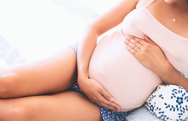 Mulher grávida bonita à espera de um bebê . — Fotografia de Stock