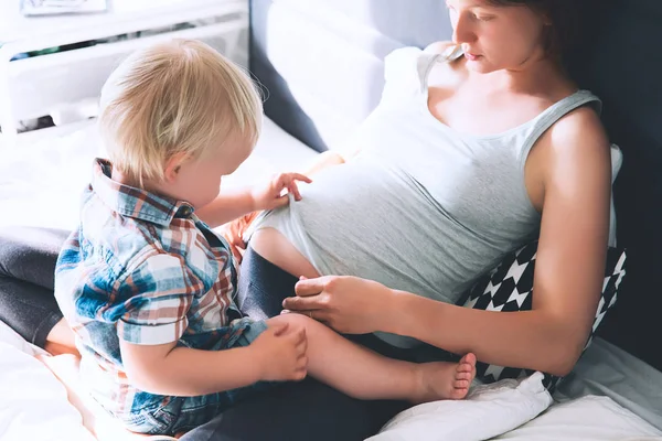 Madre embarazada e hijo en casa . —  Fotos de Stock