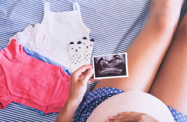 Mujer embarazada sosteniendo imagen de ultrasonido . — Foto de Stock