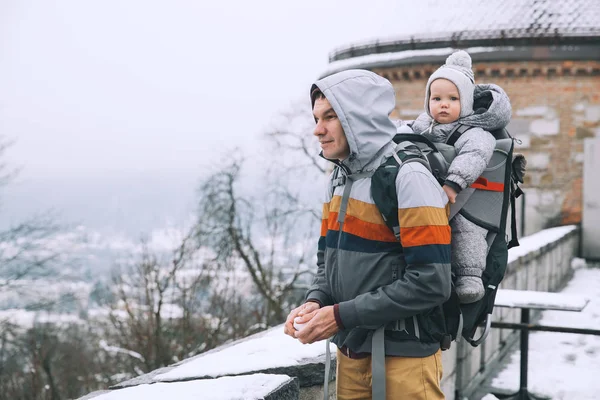 Семейная прогулка в Любляне, Словения в зимнее время . — стоковое фото