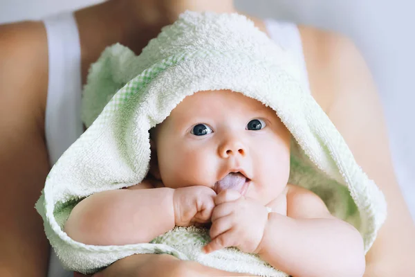 可爱的婴孩在浴以后用毛巾在头. — 图库照片
