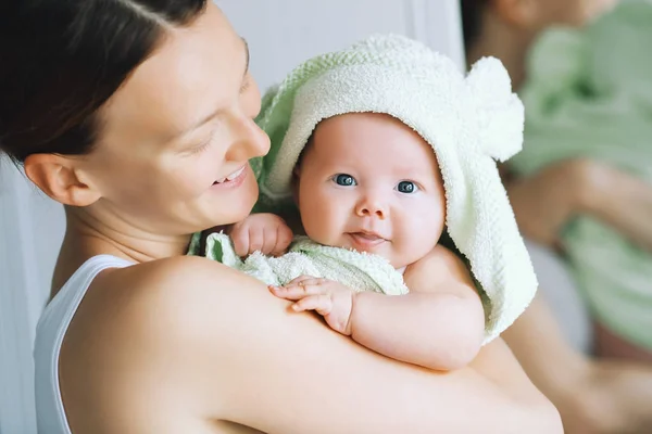 Bebé más lindo después del baño con toalla en la cabeza . — Foto de Stock