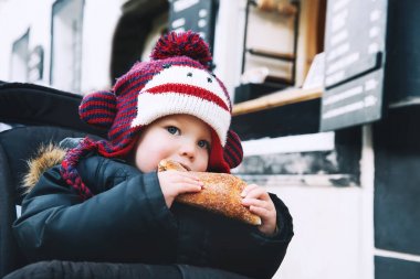 Trdlo ya da Trdelnik - geleneksel Ulusal çek Swee yemek çocuk