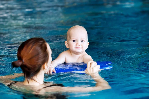 Sorrindo bebê encantador na piscina — Fotografia de Stock