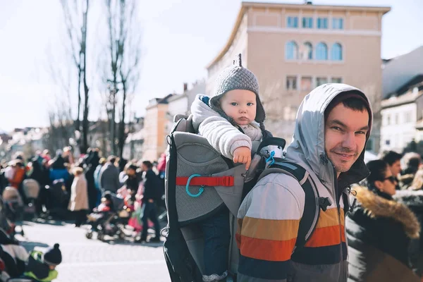Отец с ребенком празднуют карнавал в старом центре Любляны , — стоковое фото