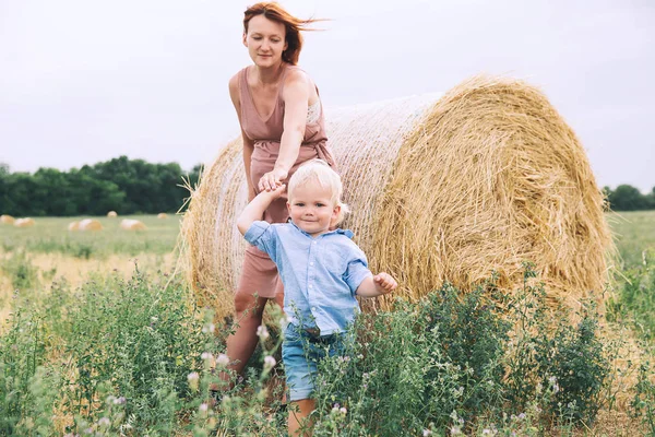 Mujer embarazada e hijo en la naturaleza . — Foto de Stock