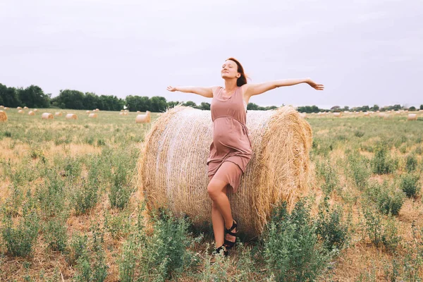 Beautiful pregnant woman in dress on nature. — Stock Photo, Image