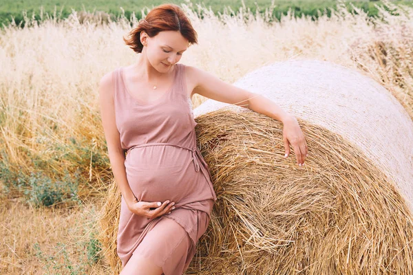 Belle femme enceinte dans la nature, à l'extérieur . — Photo