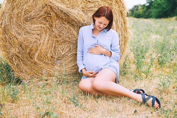 Belle femme enceinte dans la nature, à l'extérieur . — Photo