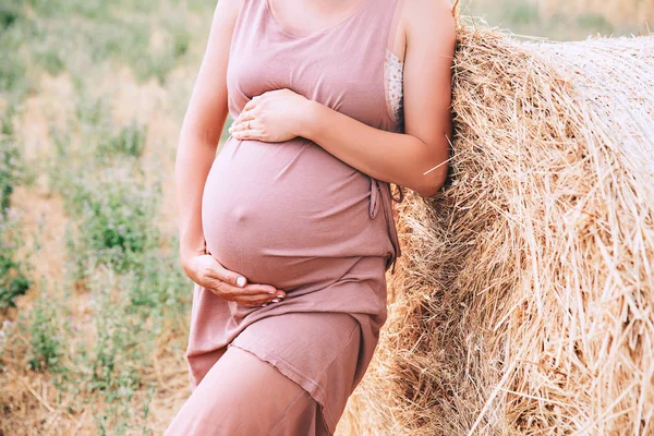 Foto Barriga Embarazada Naturaleza Mujer Embarazada Vestido Toma Mano Sobre —  Fotos de Stock