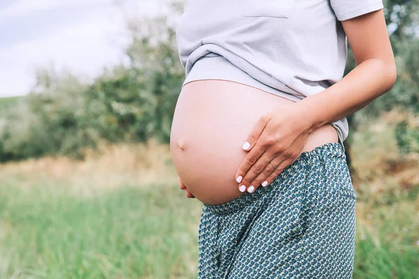 Zbliżenie Ciąży Brzuch Przyrodzie Zewnątrz Kopiować Miejsca Ciąży Kobieta Trzyma — Zdjęcie stockowe