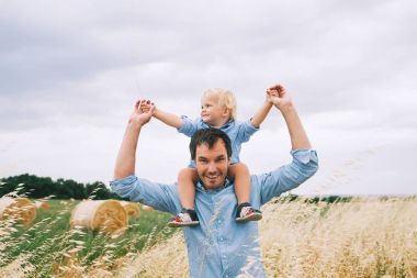 Mutlu baba ve oğul, yaz günü niteliğine. Aile açık havada