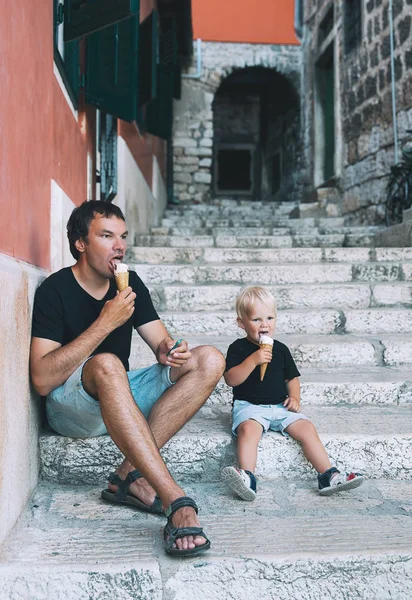 Отец и сын едят вместе мороженое на открытом воздухе . — стоковое фото