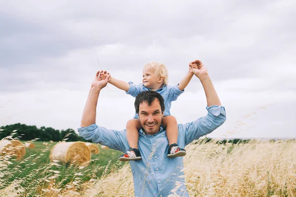 Mutlu baba ve oğul, yaz günü niteliğine. Aile açık havada