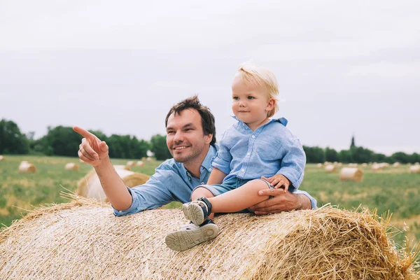 Gelukkig vader en zoon. Familie-achtergrond. — Stockfoto