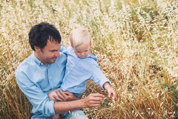 Gelukkig vader en zoon. Familie buiten samen — Stockfoto