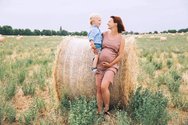 Беременная женщина и сын на природе. Мама ждет второй баб. — стоковое фото