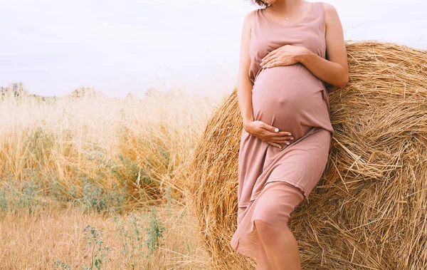 Piękna kobieta w ciąży w przyrodzie, na zewnątrz. — Zdjęcie stockowe