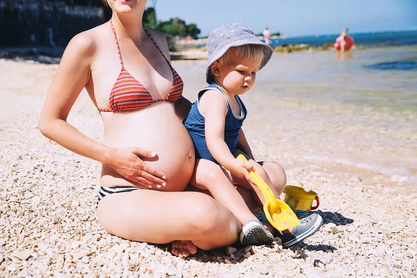 妊娠中母と幼児子供リラックスした夏のビーチ — ストック写真