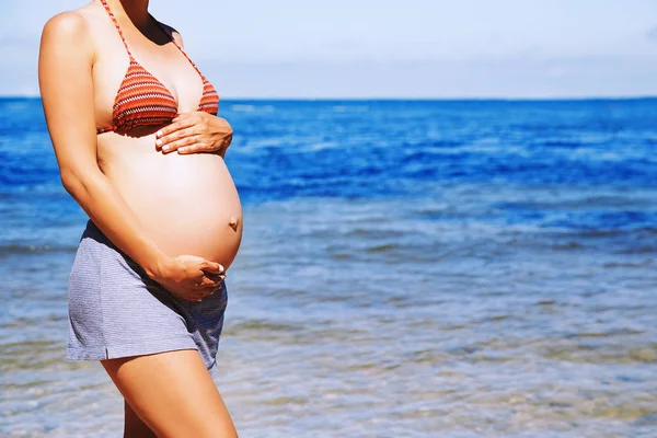 Mulher grávida na praia do mar . — Fotografia de Stock