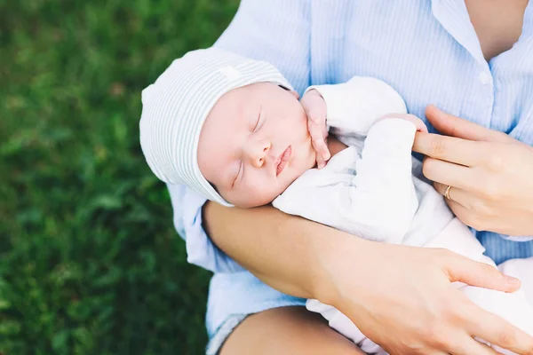 Madre cariñosa con su bebé recién nacido en sus brazos . — Foto de Stock