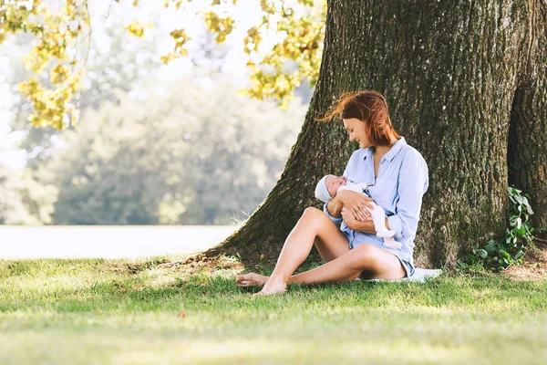 Yeni doğan bebeği kollarındaki ile sevgi dolu bir anne. — Stok fotoğraf