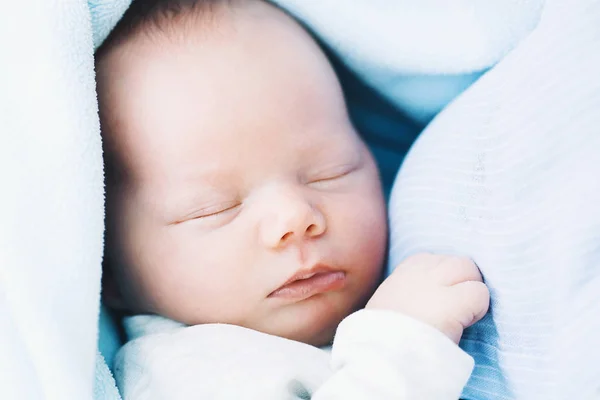 Szerető anya neki újszülött baba takaró. — Stock Fotó