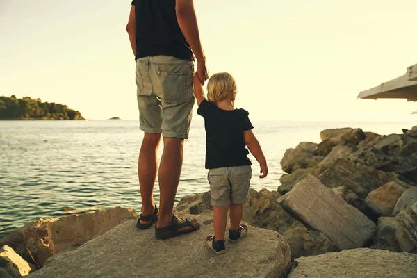 Vater und Sohn gehen am Meer spazieren. — Stockfoto