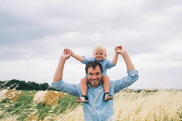 Feliz padre e hijo en la naturaleza en el día de verano. Familia al aire libre — Foto de Stock