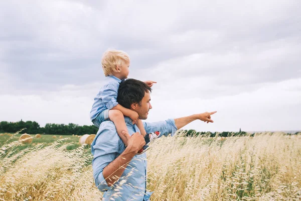 Glücklicher Vater und Sohn. familiärer Hintergrund. — Stockfoto