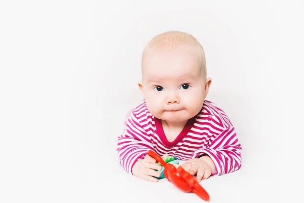 カラフルなおもちゃで遊ぶかわいい赤ちゃんの笑顔 — ストック写真