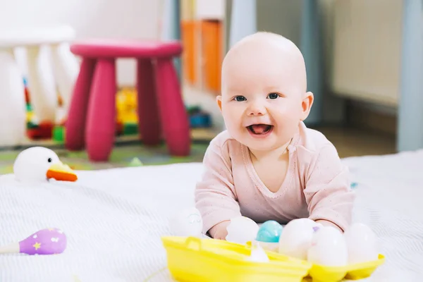 Bebê brincando com brinquedos coloridos em casa . — Fotografia de Stock