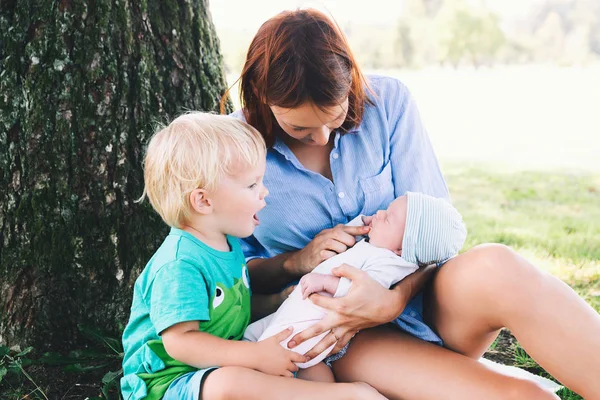 Mère avec bébé nouveau-né et enfant plus âgé sur la nature . — Photo