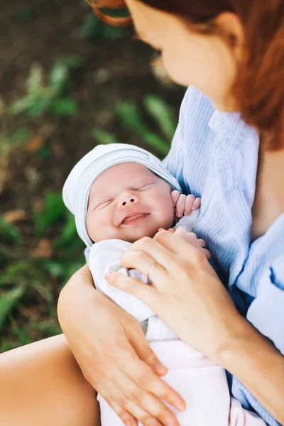 그녀의 팔에 그녀의 갓 태어난 아기와 함께 사랑의 어머니. — 스톡 사진