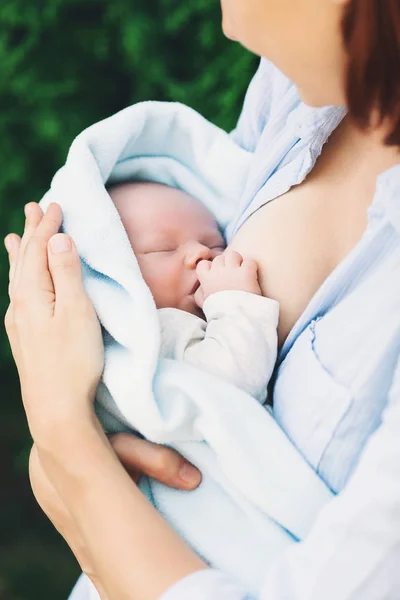 Mamma amning nyfödda barn på naturen — Stockfoto